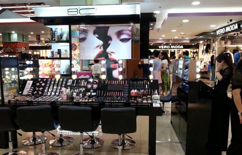 年轻女孩加盟化妆品店怎样才能更快赢得行业财富？