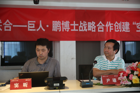 窦盺先生正在介绍圣陶大语文项目发展宏图 窦盺先生正在介绍圣陶大语文项目发展宏图
