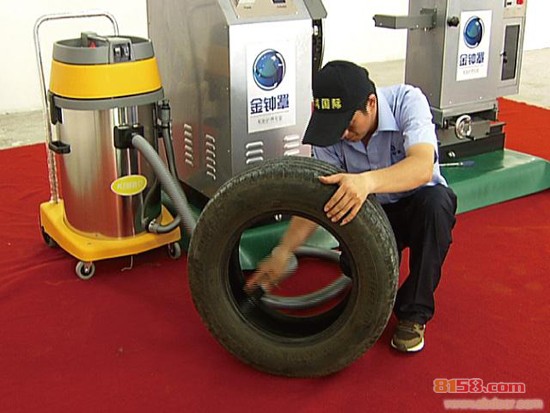工作人员正在升级轮胎