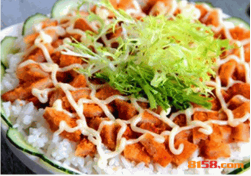 幸福的炸鸡沙拉饭