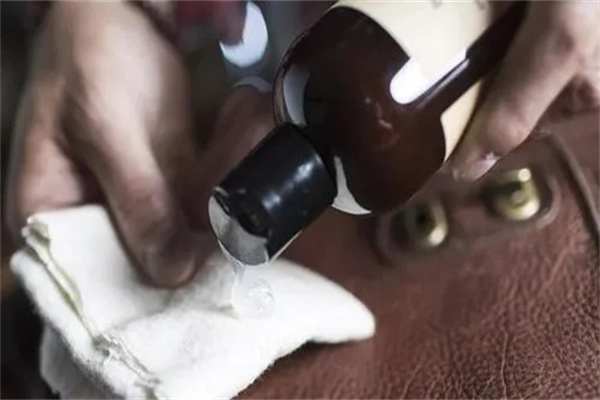 我爱达人洗鞋 我爱达人洗鞋