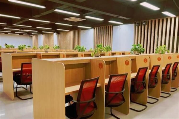 爱尚学托管AI英语自习室