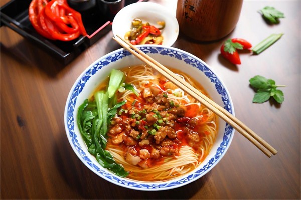 择面而食