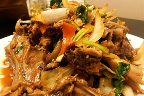 小俩口拌鸡架