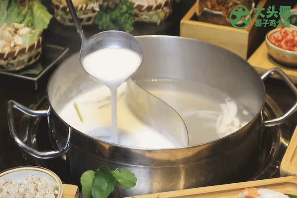 大头椰椰子鸡火锅店