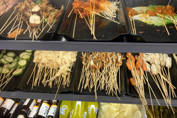 翘峨眉串串香特色烧烤
