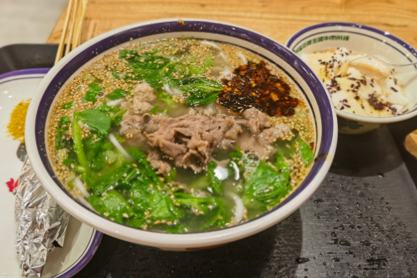 曹啦啦生烫牛肉米线