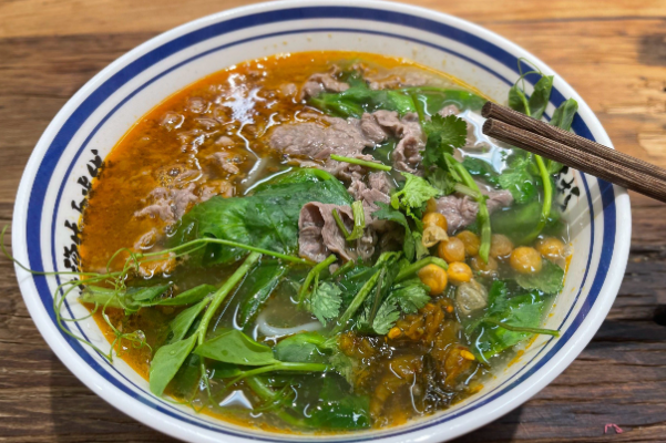 俏阿妮·云南生烫牛肉米线