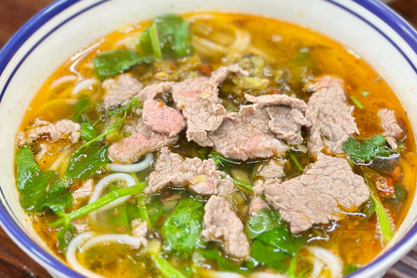 强犟犟生烫牛肉米线