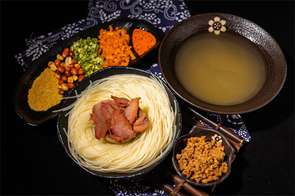 包煮公肉酱米线