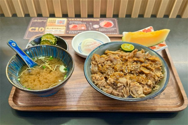 井吞大碗烧肉丼饭
