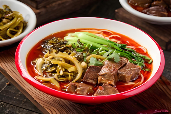 麦面条酸辣粉大碗牛肉面