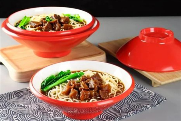麦面条酸辣粉大碗牛肉面
