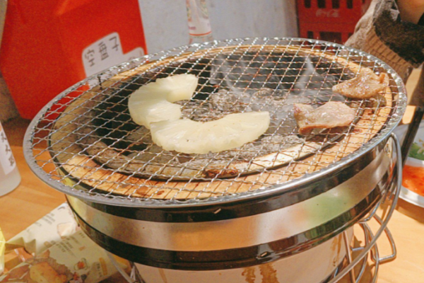 废墟里烤肉 废墟里烤肉