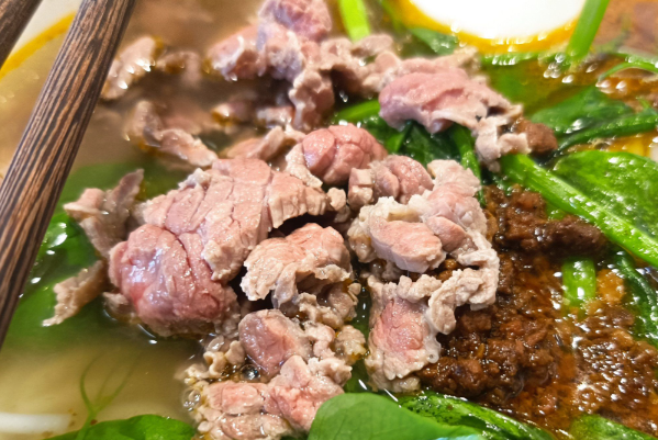 桃小裕生烫牛肉米线