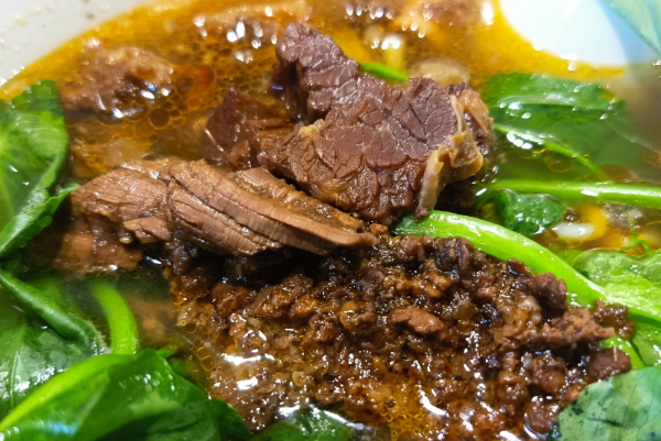 桃小裕生烫牛肉米线