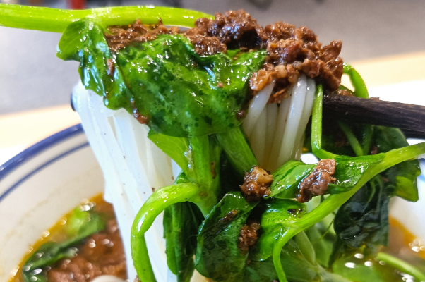 桃小裕生烫牛肉米线