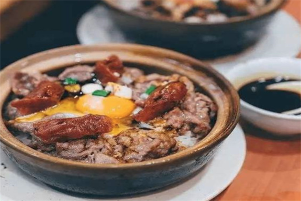 七彩煲仔饭