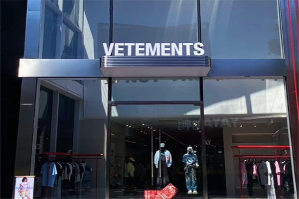 VETEMENTS VETEMENTS