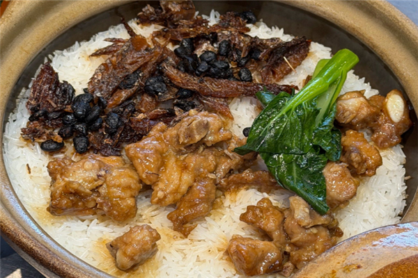 绿草原鲜牛肉煲仔饭