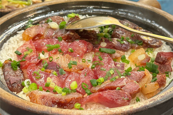 哒明特色煲仔饭
