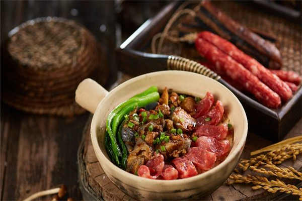 四方煲仔饭