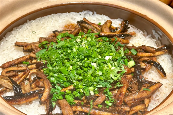 煲行天下特色煲仔饭