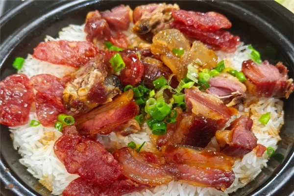 照旧煲仔饭 照旧煲仔饭