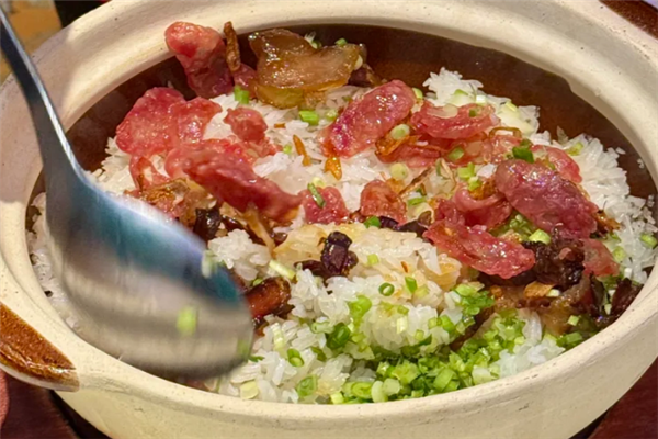 熊大两掺煲仔饭