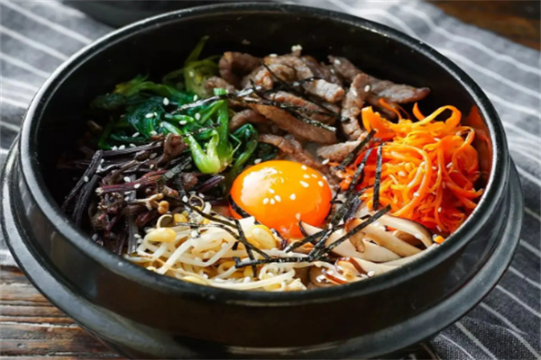 鲜蔬石锅拌饭