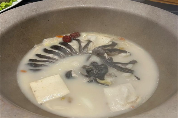 抚仙渔王蒸汽石锅鱼