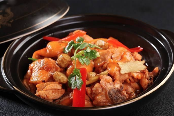鸡啄米黄焖鸡牛腩饭