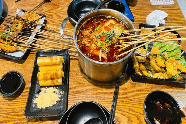 临汾街头一缕串香:体验美食文化的新风尚