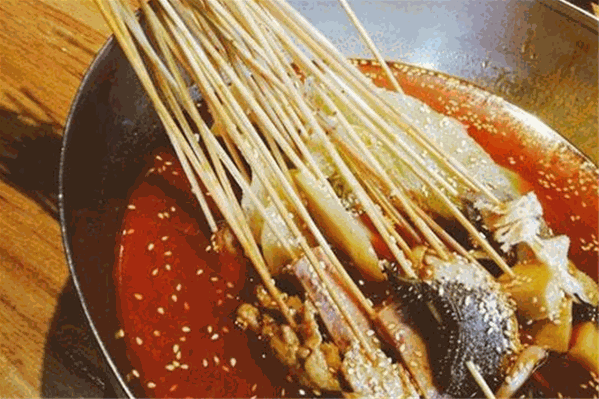 爱在马路边串串香