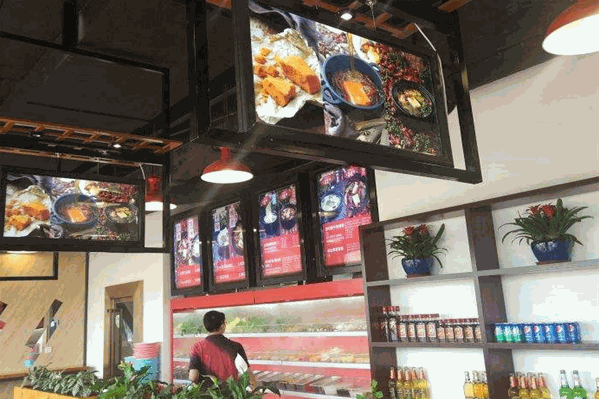 老树下串串香火锅
