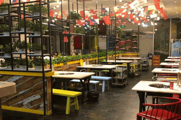 老树下串串香火锅