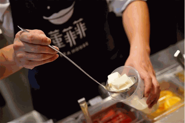 董菲菲榴莲奶盖茶