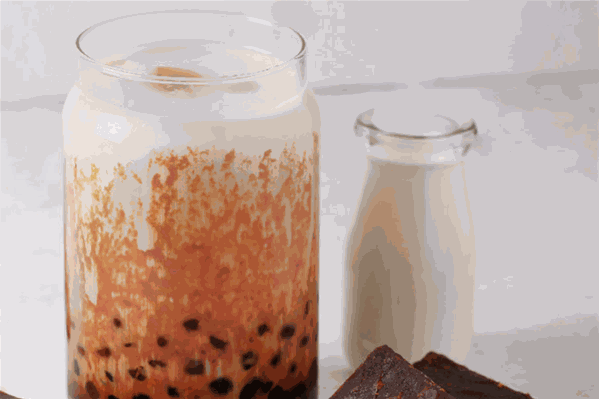 鲨鱼吸奶茶