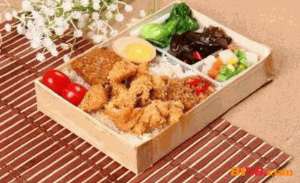 幸福的炸鸡沙拉饭